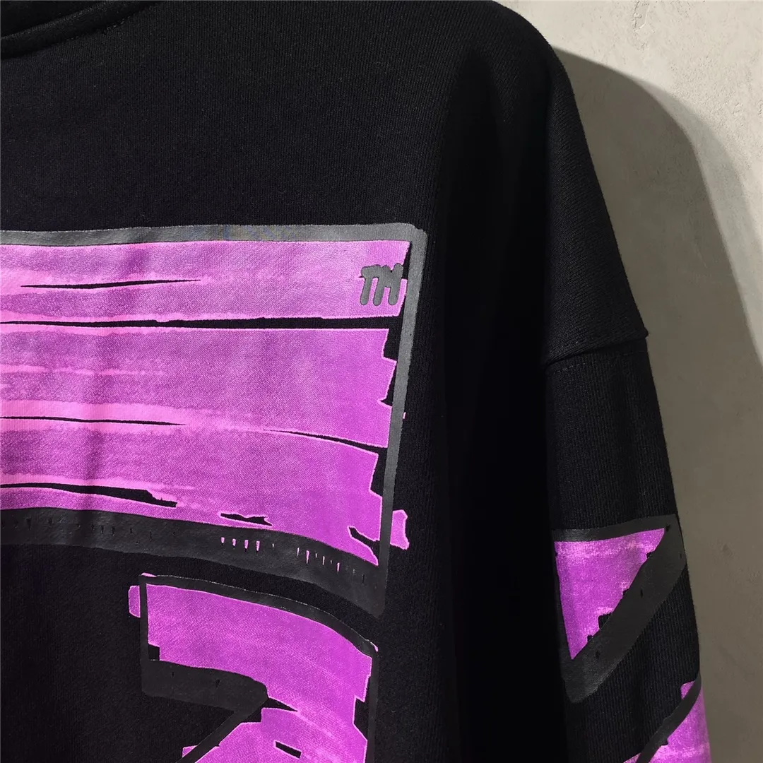 The top tested version OFFWHITE OW marker pen purple orange graffiti arrow same style pure cotton loose pullover round neck zipper jacket sweatshirt for male and female couples The craftsmanship of this model can be said to be very difficult. There is a direct comparison between our home and many versions on the market. You can more clearly distinguish between good and bad just by looking at the prints. This printing uses Kornit's digital direct-injection process. The entire printing effect is like drawing lines with a marker pen. The imitation effect can achieve the same visual effect as the real thing. The main reason is that the color transition of this printing is too small, which makes it impossible to directly copy the pattern when scanning. The image must be manually enlarged more than 40 times, and then adjusted bit by bit to add a soft color (white) effect. The fabric is made of 480g large fish scale pure cotton terry dyed in a vat, which is a big launch and has a full drape. Full set of customized accessories, washed, labeled. Guaranteed to be the top product on the market.  Color: Black Size: XS-L Size Chart